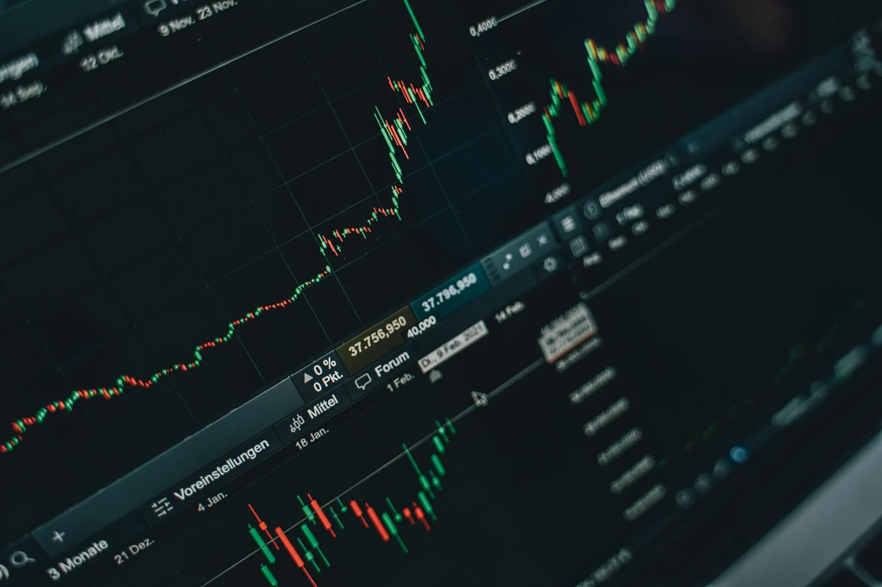 Cover image for: S&P 500, Nasdaq Slip From Records as HPE Surges on Strong Results